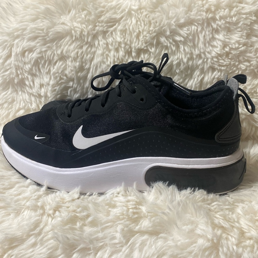 Nike Women's Black and White Sneakers